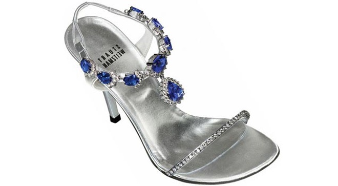 Cùng nằm trong top những đôi giày giá hàng chục tỷ đồng là đôi sandal Tanzanite của Stuart Weitzman, được làm từ chất liệu da ánh bạc và kim loại quý platinum, với phần dây đai được gắn 385 viên đá quý, trong đó có 185 carat đá Tanzanite quý hiếm được mang về từ châu Phi.