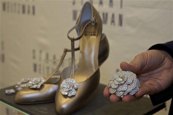 Đôi giày hoa hồng mang phong cách retro của thập niên 40, với phần dây đai quấn quanh cổ chân, và bông hoa hồng trắng được kết từ 1.800 viên kim cương Kwiat nặng 100 carat. Ngoài ra, đôi giày hoa hồng này còn thu hút mọi ánh nhìn nhờ 400 viên kim cương bao phủ rải rác khắp phần thân và đế giày.