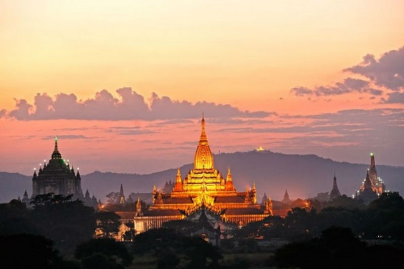 2. Bagan, Myanmar: Bagan tự hào sở hữu rất nhiều ngôi chùa tuyệt vời. Đó là một nơi thú vị để cùng người bạn đời trải nghiệm và cảm nhận sự kỳ diệu của bức tranh quần thể đền chùa từ đỉnh tháp Nanmyint huyền thoại hoặc lên khinh khí cầu để tận hưởng vẻ đẹp cổ tích nơi đây, đặc biệt vào lúc hoàng hôn.   