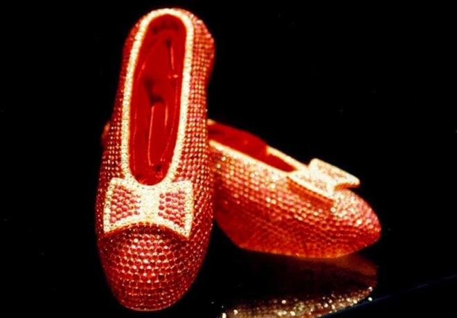 Đôi giày sang trọng bậc nhất thế giới này cần đến 2 tháng để hoàn thành, và chỉ có nữ diễn viên chính của bộ phim “Phù thủy xứ OZ” mới may mắn được ướm thử.