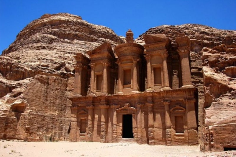 4. Petra, Jordan: Petra là một thành phố của lịch sử và khảo cổ học, thích hợp cho những cặp đôi quan tâm đến kiến thức và khám phá. Petra có rất nhiều điểm du lịch khảo cổ. Thời gian tốt nhất để chụp ảnh ở Petra là lúc sáng sớm và chiều muộn - khi mặt trời làm nổi bật các góc cạnh và màu sắc tự nhiên của đá.