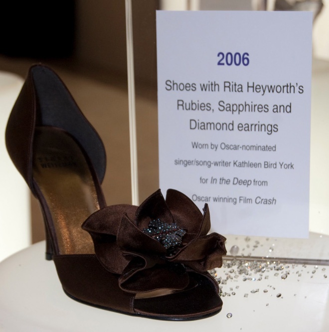 Vị trí thứ hai trong bảng xếp hạng cũng là một đôi giày cao gót đồng giá 3 triệu đô đính các loại trang sức cực kỳ đắt giá gồm kim cương, ruby và đá saphia.