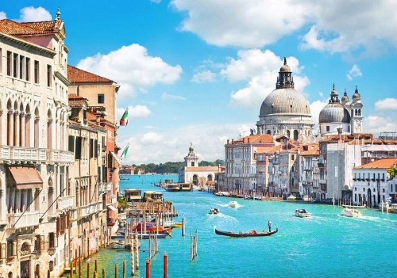 6. Venice, Italy: Venice là thành phố của những con kênh đào, thuyền đáy bằng và ẩm thực tuyệt vời. Hãy tưởng tượng rằng bạn và người ấy đang ngồi trên chiếc thuyền gỗ nhỏ, tay trong tay tận hưởng vẻ đẹp của thành phố trong ánh hoàng hôn rực rỡ và lắng nghe những bản tình ca thơ mộng trên những con kênh yên bình của Venice. Thành phố đầy mê hoặc này chính là điểm đến lý tưởng cho các cặp đôi trong kỳ trăng mật thứ hai.