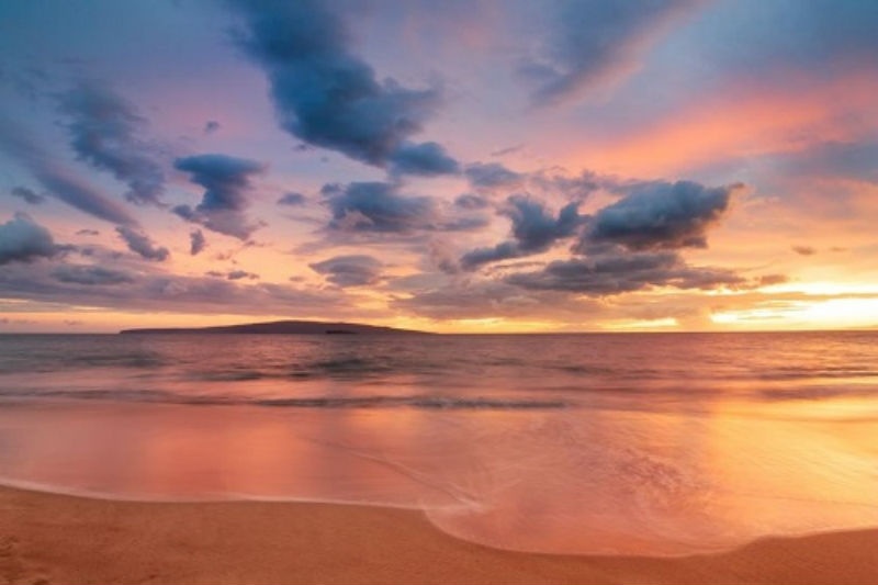 7 Maui, Hawaii: Maui nổi tiếng với những bãi cát trắng quyến rũ mang âm hưởng văn hoá Hawaii ấm áp và đa dạng, một cuộc sống sôi động về đêm cùng với vẻ đẹp rực rỡ lúc hoàng hôn. Với những chuyến du lịch tham quan núi lửa, những con đường mòn đi bộ và khám phá những khu rừng, Maui là điểm đến hoàn hảo dành cho bạn và người bạn đời. 