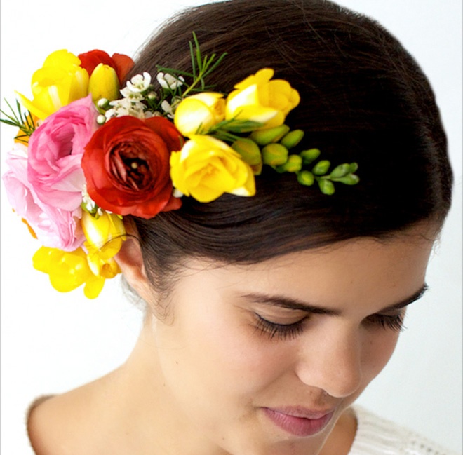 Và để kết hoa lên tóc, nên búi tóc thật gọn và dùng kẹp tăm cài vòng hoa vào tóc. Kết hợp váy cưới trắng tinh khôi, lộng lẫy, bạn sẽ là cô dâu xinh đẹp và thật rạng ngời.