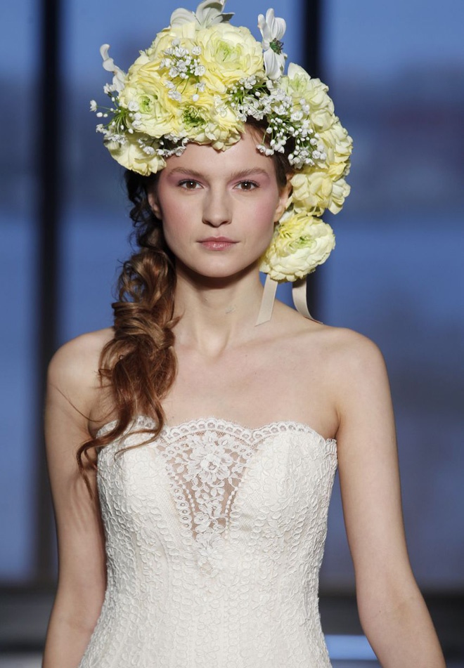 Thay cho tóc búi kèm khăn đội đầu tha thướt hay vươn miện kết đá lấp lánh sang chảnh, mùa thu năm nay chứng kiến sự lên ngôi của các kiểu hoa cài đầu cô dâu quyến rũ, nồng nàn.