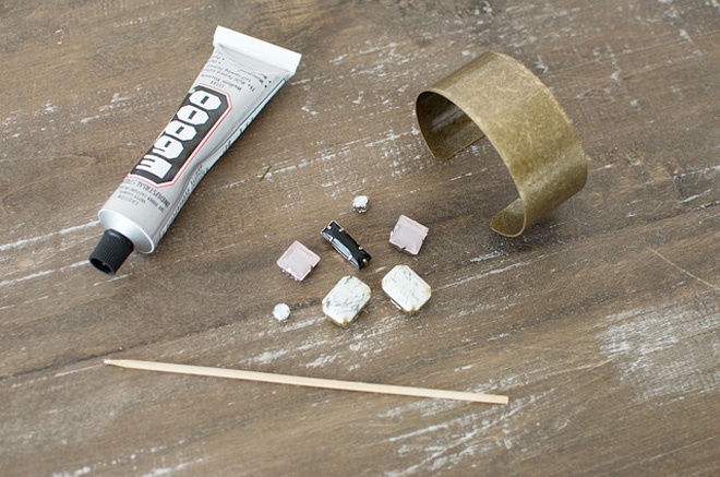 Điểm cộng cực lớn cho loại trang sức đẹp mắt này là bạn hoàn toàn có thể tự chế tác chúng theo ý thích cá nhân của mình, khi đã tập hợp một số nguyên vật liệu đơn giản như các loại hạt đá có màu sắc, kiểu dáng và chất liệu khác nhau, vài chiếc vòng tay bản to,  màu trơn bằng kim loại, 1 ống keo dán và vài cây tăm nhỏ.