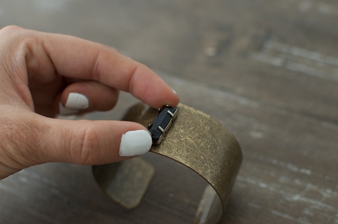 Gắn viên đá lên bề mặt chiếc vòng đeo tay. 