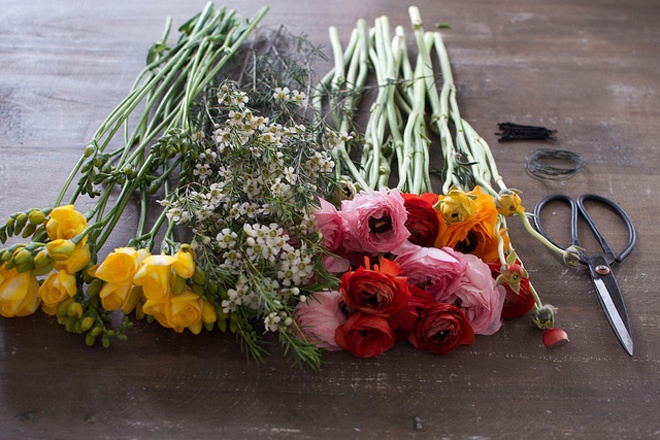 Để bắt tay vào việc, cần sưu tầm đầy đủ các nguyên vật liệu sau: vài chùm hoa to bản, có màu sắc rực rỡ và kiểu dáng khác nhau như hoa hồng đỏ, cam, vàng, hoa cúc baby trắng …, 1 cây kéo, dây kẽm loại nhỏ và vài cây kẹp tăm.