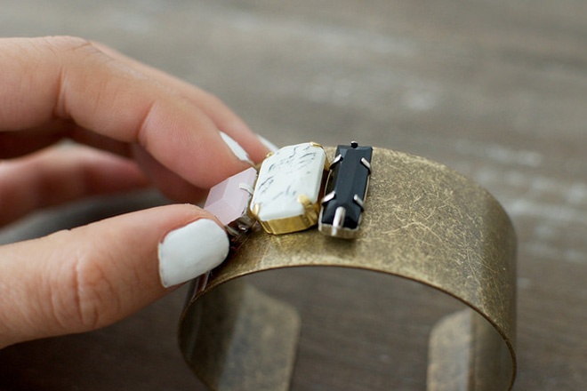 Tiếp tục gắn các hạt đá còn lại theo hình minh họa.