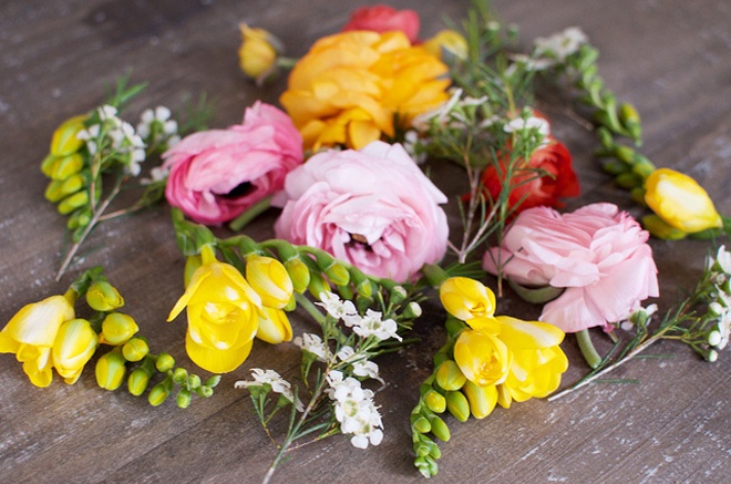 Đầu tiên, dùng kéo cắt các cành hoa thành những đoạn dài khoảng 4 - 6 cm.