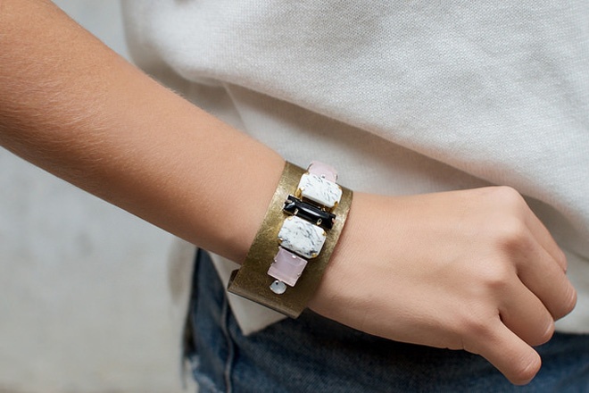 Để đạt độ thẩm mĩ cho kiểu trang sức này, bạn nên gắn hạt đá theo hướng đối xứng, với tâm ở giữa là hạt đá màu đen.