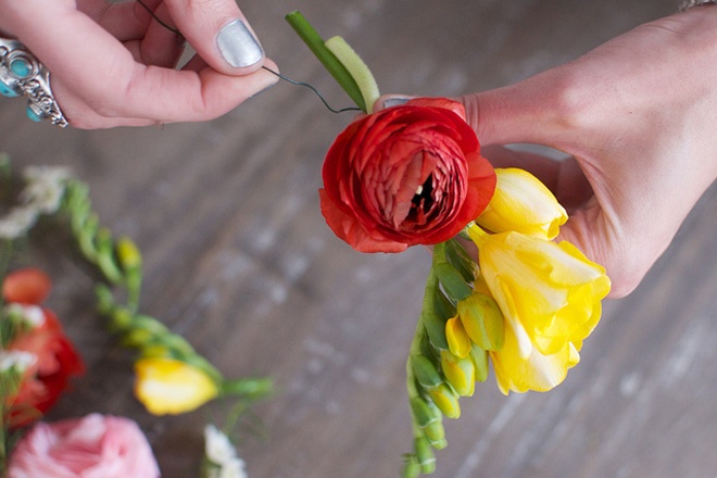 Chọn 2 loại hoa có màu sắc đối lập như đỏ và vàng, xếp so le và dùng 1 đoạn dây kẽm nhỏ buộc chặt chúng lại với nhau.