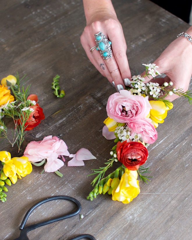 Tiếp tục xếp và buộc các nhánh hoa to nhỏ xen kẽ nhau, với xu hướng càng về cuối chuỗi hoa càng to dần như hình minh họa.