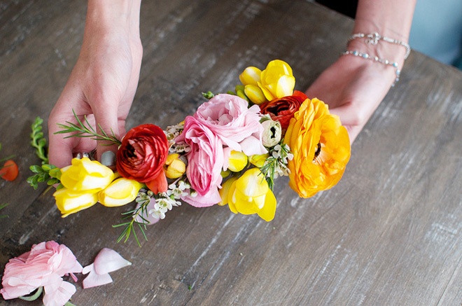 Thế là chỉ cần chút khéo léo, bạn đã có ngay 1 vòng hoa cài tóc thật xinh xắn, rực rỡ cho các buổi chụp ảnh cưới ngoại cảnh thêm thú vị và khó quên. 