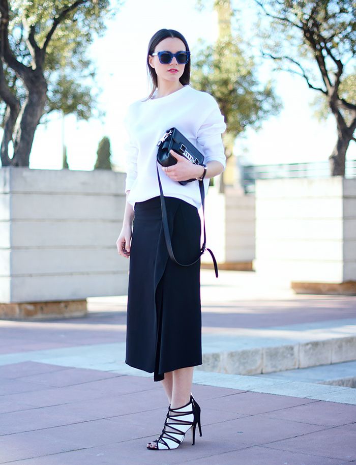 Với thiết kế nhẹ nhàng kèm điểm nhấn sắc sảo, các mẫu túi xách của Proenza Schouler giúp phái nữ thêm ngọt ngào, gợi cảm hơn giữa phố phường.