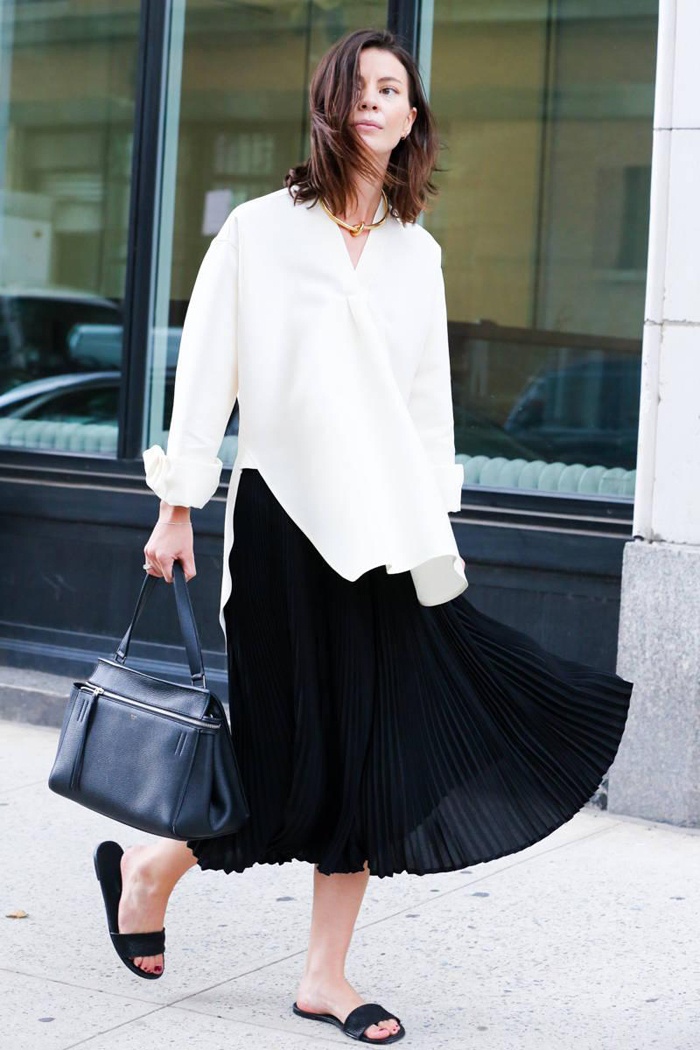 Trong khi đó, những chiếc túi xách tay cỡ vừa lại rất được lòng các fashionista có phong cách năng động, hiện đại.