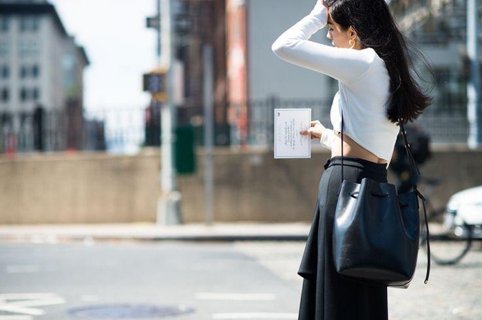 Kiểu túi rút dây duyên dáng, dễ yêu của Mansur Gavriel cũng đang nằm trong danh sách những chiếc túi street style được yêu thích nhất mùa này.