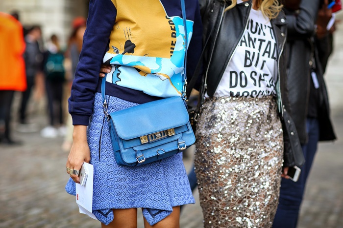 Dạo qua các con phố thời trang đẳng cấp thế giới như New York, Paris, Milan …, sẽ dễ nhận thấy các thiết kế lẫn thương hiệu túi xách được ưa chuộng nhất trong thu như kiểu túi rút dây duyên dáng của Mansur Gavriel, túi dây chéo mini của Mansur Gavriel, Chanel, Prada hay các kiểu túi xách gắn đinh tán vừa mạnh mẽ vừa hiện đại, cá tính từ thương hiệu nổi tiếng Alexander Wang Rococo …