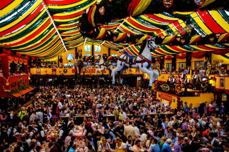1. Munich, Đức: Tháng 10 là thời điểm diễn ra lễ hội Oktoberfest, lễ hội bia lớn nhất thế giới với số lượng trên 6 triệu người tham gia mỗi năm. Lễ hội được tổ chức lần đầu tiên vào ngày 12/10/1810 nhân dịp lễ cưới của hoàng thái tử Ludwig, sau này là vua Ludwig 1 và công chúa Therese. Ngày nay, đến với Oktoberfest, du khách sẽ được chìm đắm trong không khí lễ hội cuồng nhiệt, thưởng thức những món ăn truyền thống và những ly bia đầy hương vị của vùng đất này.