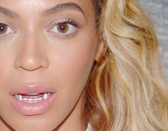 Beyonce với hàm răng đính vàng mô tả hình ảnh người đẹp ma cà rồng.
