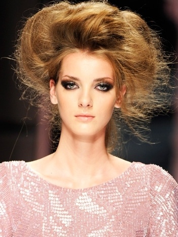 4. Tóc xoăn phồng gợi cảm: Thật khó có chàng trai nào phủ nhận được vẻ đẹp từ một mái tóc xoăn phồng,đặc biệt khi bạn trang điểm cùng một đôi mắt khói sẽ tôn lên những đường nét gợi cảm của các cô gái. Để mái tóc đạt được phong độ tốt nhất, bạn hãy để tóc khô tự nhiên, dùng mousse giữ nếp tóc rồi sấy nhẹ từ trong ra ngoài. 