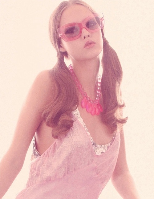 6. Tóc bím: Tại sao khi nhìn thấy những cô gái trong đội cổ vũ, hầu hết đàn ông thường rất hào hứng? Bởi vì hầu hết họ đều có những bím tóc xinh xắn và dễ thương. Đơn giản bạn chỉ cần bới tóc sang hai bên và buộc chặt, làm điệu chúng với những chiếc dây buộc màu sắc là đã có một kiểu tóc đẹp để gây ấn tượng với chàng rồi.