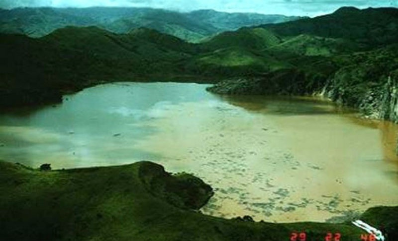 8. Hồ Nyos, Cameroon: Hồ Nyons được hình thành do nước mưa tích tụ trong quá trình nguội của núi lửa. Lượng nham thạch đã tạo nên một con đập tự nhiên có tác dụng giữ nước. Một túi dung nham của núi lửa nằm bên dưới hồ nước và khí CO2 xâm nhập vào nước hồ tạo nên axit carbonic, một chất hóa học có khả năng giết chết người. Trên thực tế, năm 1986, một vụ nổ do khí CO2 thoát ra khỏi hồ vào ban đêm đã khiến khoảng 1.700 người sinh sống quanh khu hồ bị chết ngạt.  