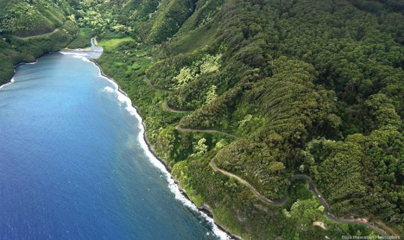 Hana Highway (Maui): Hana Highway là một cung đường có phong cảnh đẹp với những khu rừng mưa nhiệt đới tươi tốt.  Mặc dù chỉ dài 84 km, nhưng Hana Highway cũng là con đường nguy hiểm nhất tại Mỹ bởi nó hẹp, xoắn, có tới 600 khúc cua và 59 cây cầu. Để có thể đi hết quãng đường, phải mất tới 4 giờ ngồi trên xe.