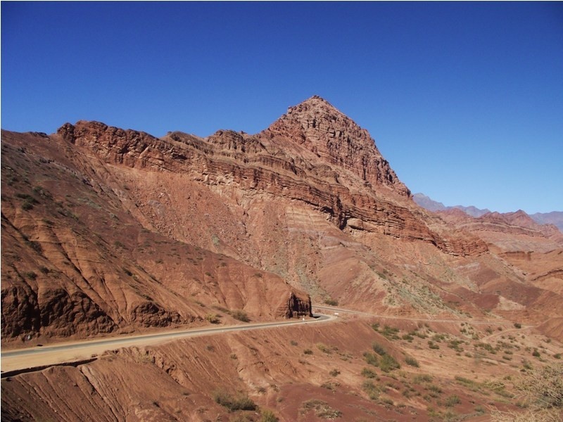 Đường quốc lộ Ruta (Argentina): Đường quốc lộ Ruta 40 trải dài 4.800km (tương đương với 3000 dặm) dọc biên giới từ phía Bắc đến cực Nam của Argentina và chạy song song với dãy núi Andes hùng vĩ. Ruta là một trong những cung đường cao tốc lớn nhất thế giới, nó đi qua 18 con sông và 20 công viên quốc gia nên chắc chắn sẽ mang đến cơ hội cho những người đi đường thưởng ngoạn một hệ thống danh lam thắng cảnh hoàn hảo.