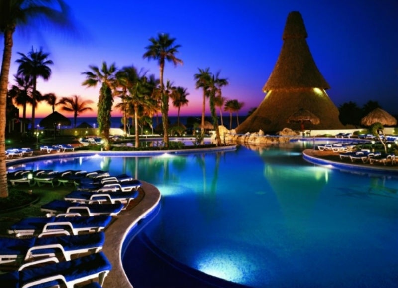 1. Cabo - Mexico: Một trong những địa điểm nên đến trước khi bạn 30 tuổi chính là thành phố biển Cabo ở Mexico. Với những bãi biển tuyệt vời và những anh chàng đẹp trai, bảnh bao, đây thực sự là địa điểm lý tưởng cho các cô gái còn độc thân. Hãy thưởng thức nắng vàng, nhâm nhi một ly cocktail và tận hưởng cuộc sống tuyệt vời ở nơi yên bình này.