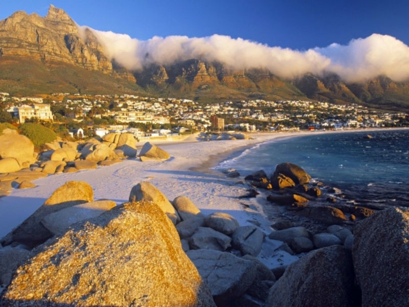 5. Cape Town - Nam Phi: Cape Town nổi tiếng với những bãi biển tuyệt vời và khung cảnh thần tiên, đây là một thành phố tiệc tùng nổi tiếng. Hãy trải qua thời gian du lịch của bạn để ngắm cá voi và lặn dưới làn nước trong mát, khám phá đời sống phong phú dưới biển khơi. Cape Town cũng có những khu vườn  trồng nho và những loại rượu hảo hạng, nơi bạn có thể tha hồ thưởng thức những hương vị tuyệt vời nhất trên thế giới. 