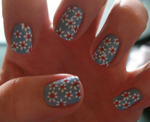 Mẫu nail nữ tính và dễ thương này sẽ rất phù hợp với các cô dâu yêu thích sự nhẹ nhàng. Nó được thực hiện với một lớp phủ màu xanh nhạt và cọ vẽ.