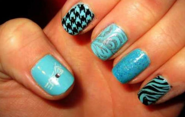 Bạn sẽ có được sự phong phú đa dạng với nhiều mẫu hoa văn và kim tuyến khác nhau trên bộ móng tay của mình.