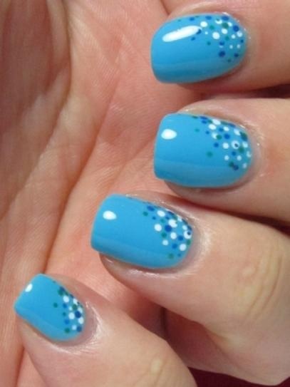 Tạo những dấu chấm bi xinh xắn chồng lên nhau trên một góc của móng tay.