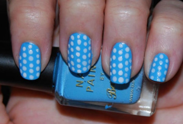 Móng chấm bi trắng trên nền xanh dương kết hợp với một chiếc váy cưới màu trắng và đôi giầy cao gót chắc chắn sẽ tạo hiệu ứng nổi bật trong ngày cưới.