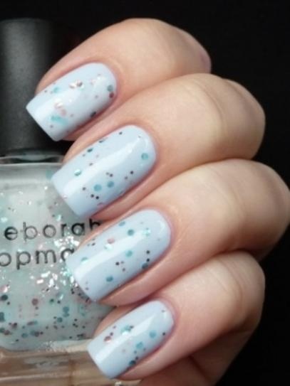 Tinh tế và sang trọng với màu xanh nhạt đục được trộn với những hạt kim tuyến lấp lánh.