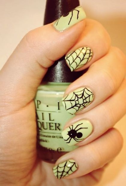 Nail xanh nhạt: Màu móng này chắc chắn sẽ phát sáng trong bóng tối của đêm Halloween.