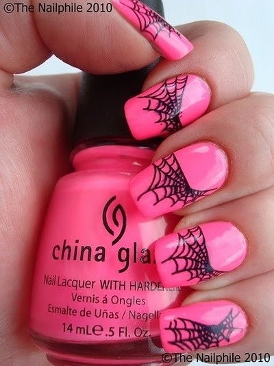 Nếu bạn muốn bộ móng tay mạng nhện vẫn cho bạn sự nữ tính, dịu dàng, chỉ cần tô sơn móng tay màu hồng kẹo làm nền.