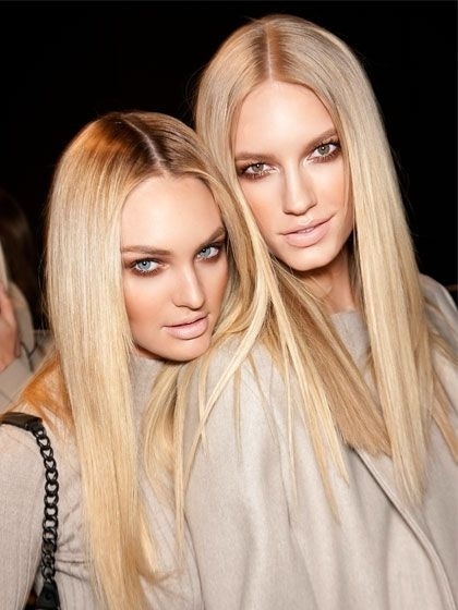 2. Tóc duỗi thẳng Bạn có mái tóc xoăn và muốn duỗi thẳng nó nhưng không cần phải tới các tiệm làm tóc? Một cái máy sấy sẽ là cách tốt nhất giúp bạn có được điều đó. Đầu tiên bạn nên bắt đầu sấy từ trên đỉnh đầu, hướng luồng khí từ trên xuống dưới và sấy khô từ gốc đến ngọn. Lưu ý là bạn hãy sấy kỹ từng lọn tóc nhỏ để tạo kiểu dễ dàng hơn.