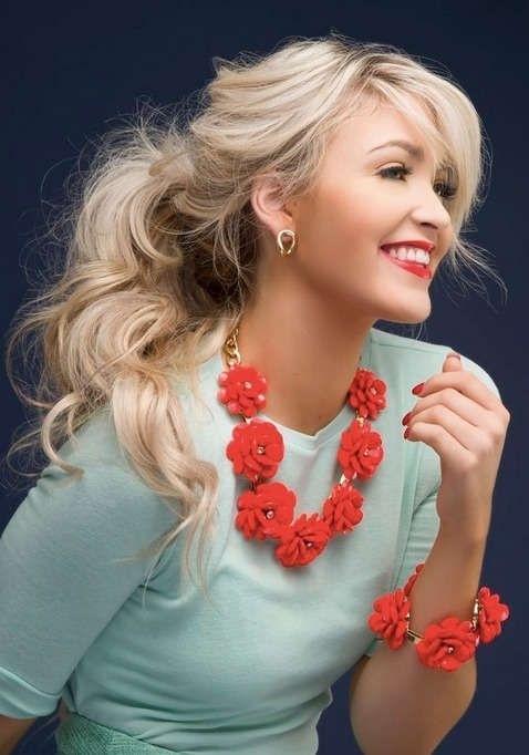 4. Xoăn lọn to Chiếc máy sấy của bạn chính là công cụ tuyệt vời để giúp bạn có được kiểu tóc xoăn lọn to và giữ nếp cho mái tóc. Trước tiên, hãy bắt đầu sấy khi tóc còn hơi ướt, cuộn tóc trong dụng cụ uốn tóc lọn lớn. Sấy tóc cho tới khi nó khô hoàn toàn. Dùng keo xịt tóc để giữ từng lọn tóc. Thật dễ dàng phải không?