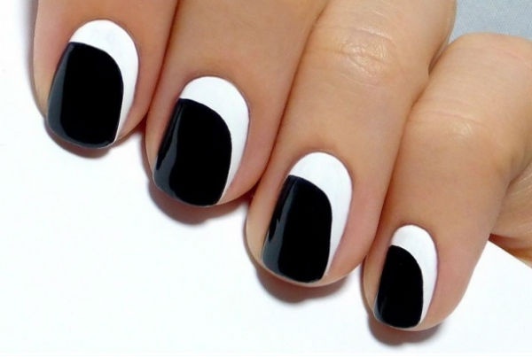 Sự kết hợp giữa trắng và đen luôn là cảm hứng cho mọi nhà thiết kế, và móng tay cũng không phải ngoại lệ.