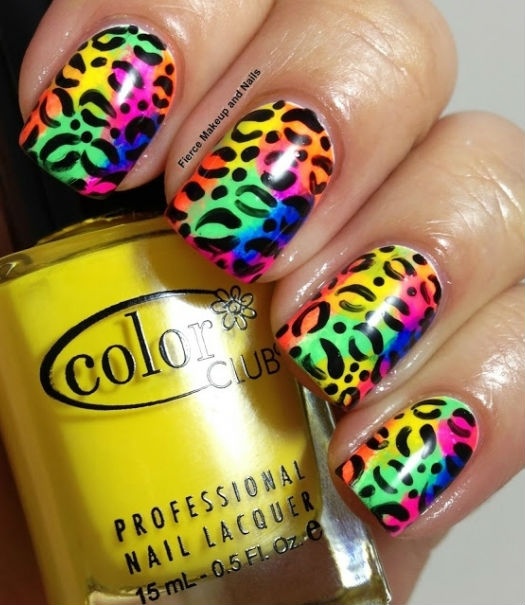 Họa tiết da báo được biến tấu với bảy sắc cầu vồng sẽ phản ánh một cô nàng vui vẻ và thân thiện.