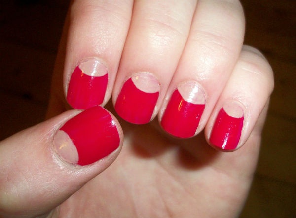 Nail nửa vầng trăng cũng là một trong những kiểu móng đẹp, đơn giản mà bạn có thể tự làm ở nhà.