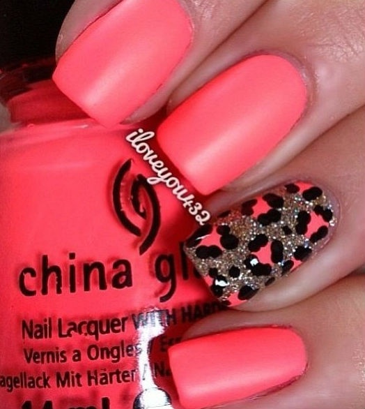 Một chút hoang dã và quyến rũ nhưng không kém phần dịu dàng là những gì họa tiết da báo trên tông nền màu hồng mang tới trên móng tay của bạn.