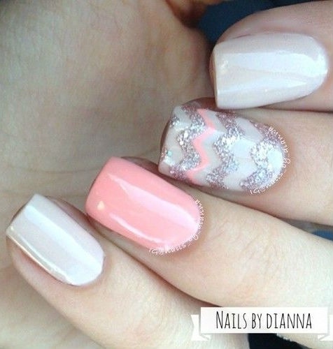 Bạn sẽ gây ấn tượng với người đối diện với bộ móng tay tông màu sáng nhẹ với những đường zic zắc kim tuyến trang trí cho nó.