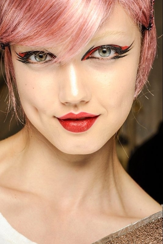 4. Kẻ mắt không đúng cách Các đường kẻ mắt liền mạch thực sự có thể tạo ra một cái nhìn ấn tượng, nhưng nó cũng làm nổi bật các nếp nhăn và vết chân chim, và khiến cho đôi mắt của bạn trông sẽ nhỏ hơn. Hãy cố gắng chỉ vẽ vào đường kẻ thứ 3 bên ngoài của mắt, và sử dụng một bàn chải góc cạnh để làm nó mềm mịn hơn. Hoặc tạo ra 1 khoảng bóng sáng nhỏ ở phần góc trong của mắt cũng giúp ích cho bạn rất nhiều.