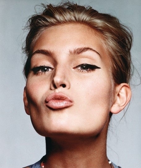 7. Phủ phấn nền dày Một lớp phấn nền dày thực sự có thể làm cho bạn trông già hơn 10 tuổi. Nó cũng là lựa chọn sai lầm cho làn da khô và nhăn nheo. Bí quyết để tạo ra một làn da mịn màng là không cần sử dụng quá nhiều mỹ phẩm, chỉ một lớp mỏng đã đủ làm gương mặt bạn tự nhiên. Hoặc bạn có thể thoa một lớp dưỡng ẩm trước khi sử dụng phấn nền sẽ khiến bạn tươi tắn hơn rất nhiều.