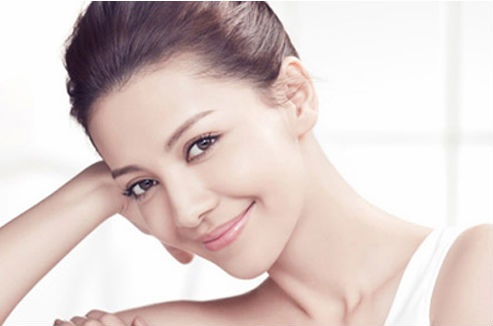 Bôi kem chống nắng khi đi ra ngoài sẽ giúp bảo vệ làn da bạn khỏi lão hóa sớm và nguy cơ ung thư da đấy.