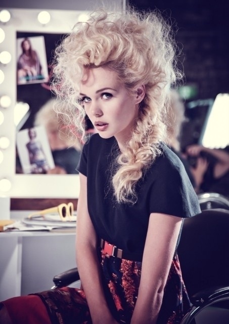 Với bím tóc được tết lệch một bên, bạn sẽ trông cực kỳ xinh xắn và năng động. Lưu ý là bạn nên tết lỏng bím tóc của mình, sẽ khiến chúng độc đáo và hoang dại hơn rất nhiều. Kiểu tóc tết gợi ý cho bạn là tết đuôi cá hoặc tết kiểu Pháp.